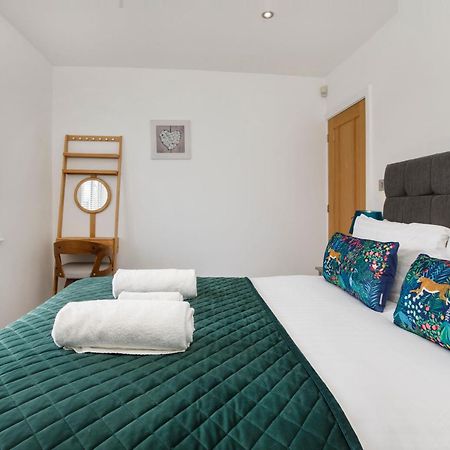 White House Apartments-Free Parking 1 Car Per Apartment York Ngoại thất bức ảnh