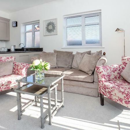 White House Apartments-Free Parking 1 Car Per Apartment York Ngoại thất bức ảnh