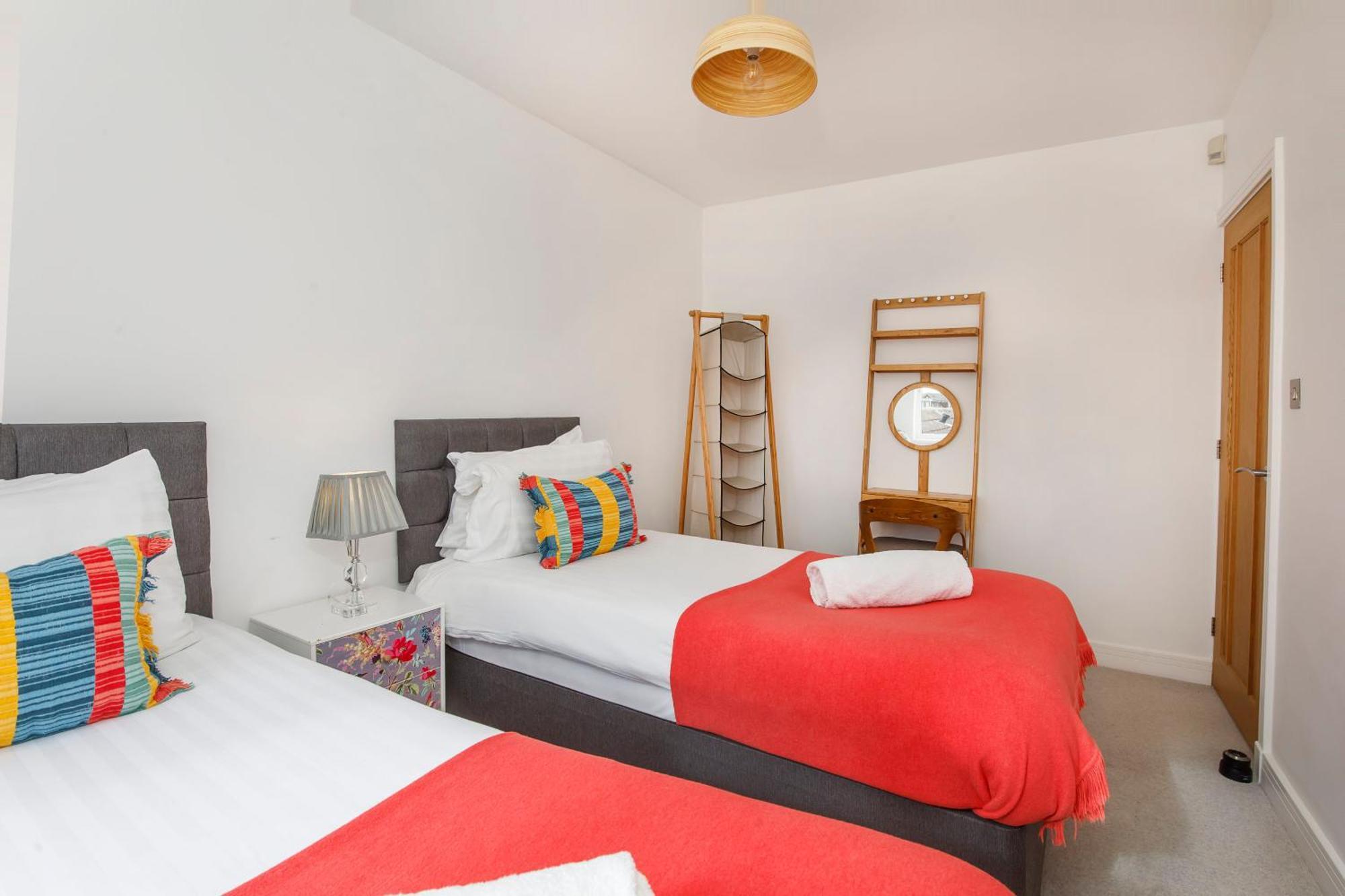 White House Apartments-Free Parking 1 Car Per Apartment York Ngoại thất bức ảnh