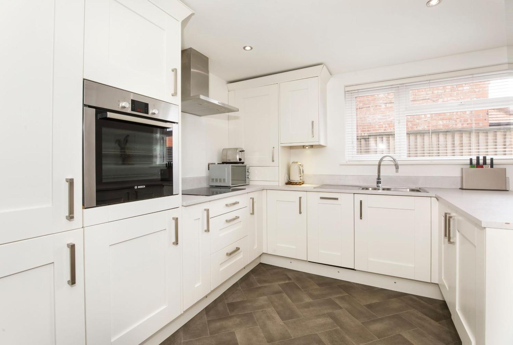 White House Apartments-Free Parking 1 Car Per Apartment York Ngoại thất bức ảnh