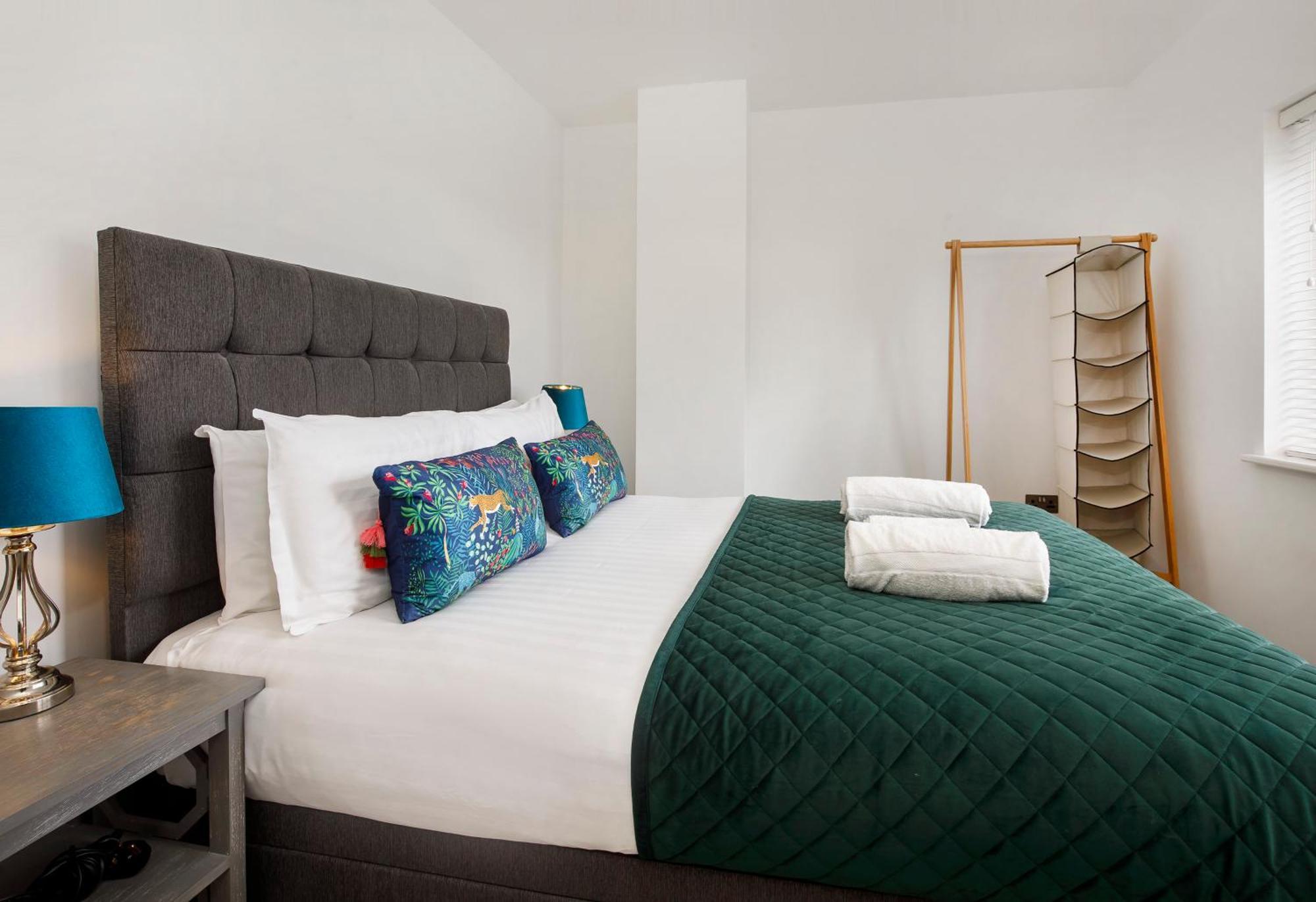 White House Apartments-Free Parking 1 Car Per Apartment York Ngoại thất bức ảnh