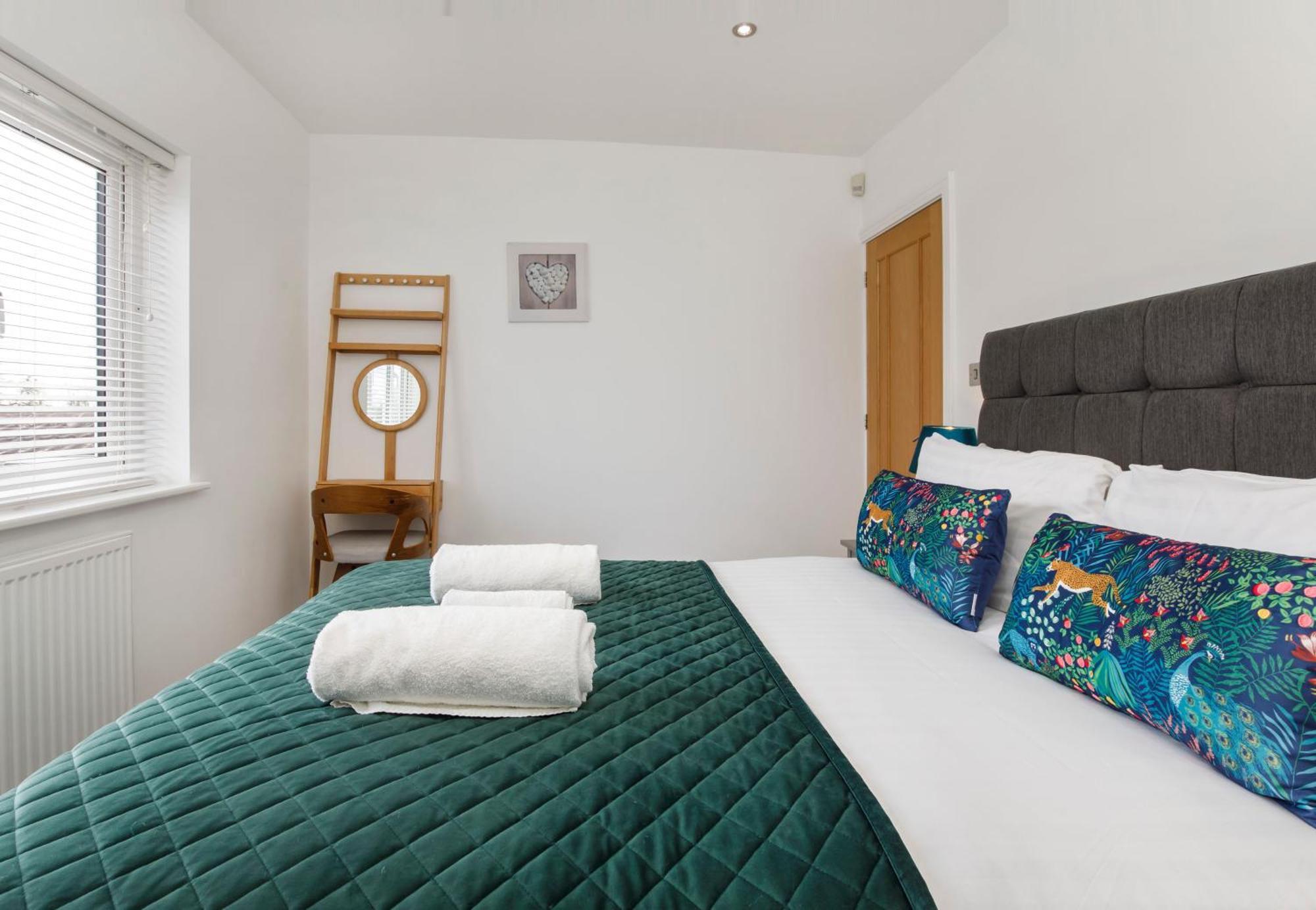 White House Apartments-Free Parking 1 Car Per Apartment York Ngoại thất bức ảnh