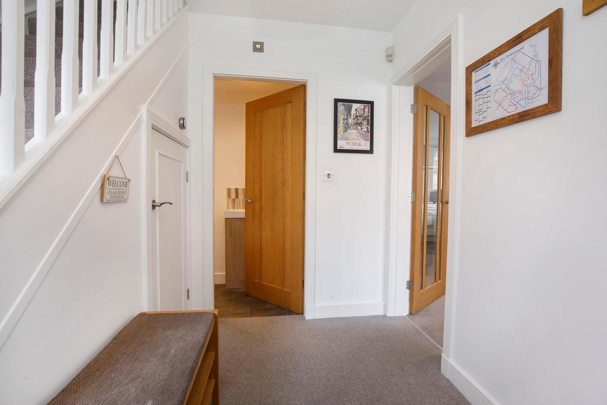White House Apartments-Free Parking 1 Car Per Apartment York Ngoại thất bức ảnh