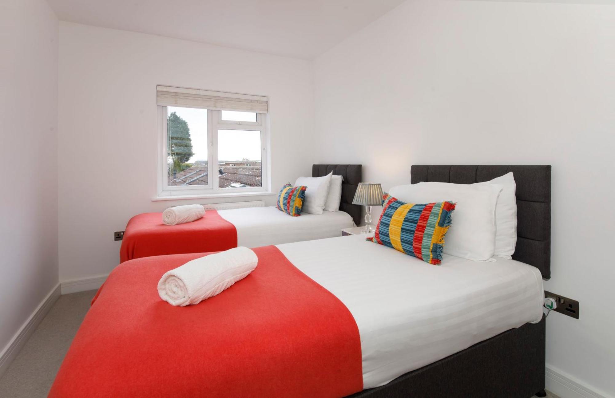 White House Apartments-Free Parking 1 Car Per Apartment York Ngoại thất bức ảnh