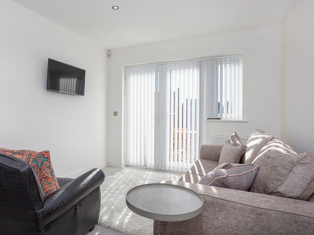 White House Apartments-Free Parking 1 Car Per Apartment York Ngoại thất bức ảnh
