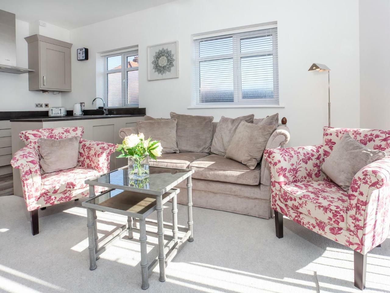 White House Apartments-Free Parking 1 Car Per Apartment York Ngoại thất bức ảnh