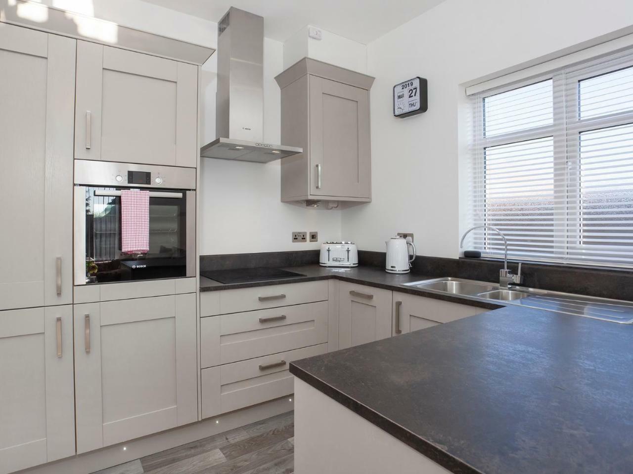 White House Apartments-Free Parking 1 Car Per Apartment York Ngoại thất bức ảnh