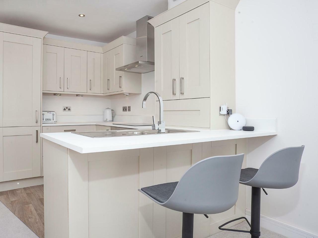 White House Apartments-Free Parking 1 Car Per Apartment York Ngoại thất bức ảnh