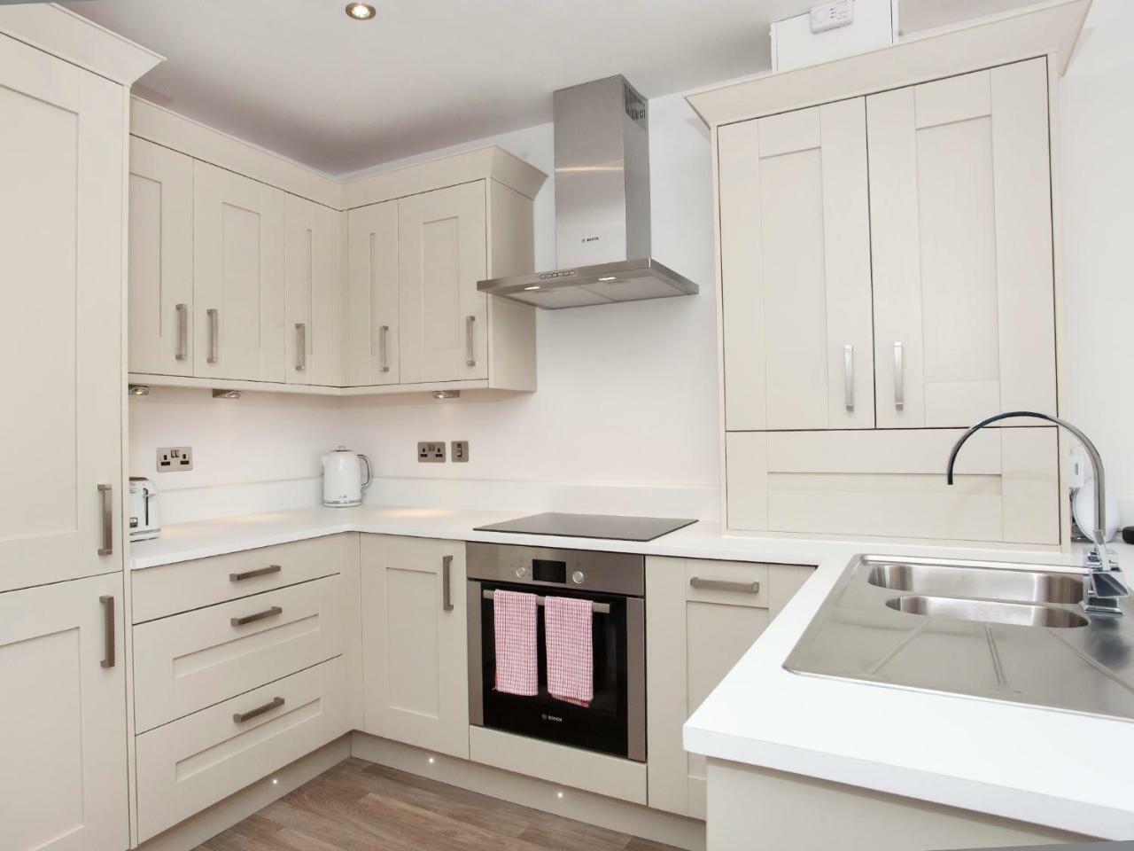 White House Apartments-Free Parking 1 Car Per Apartment York Ngoại thất bức ảnh