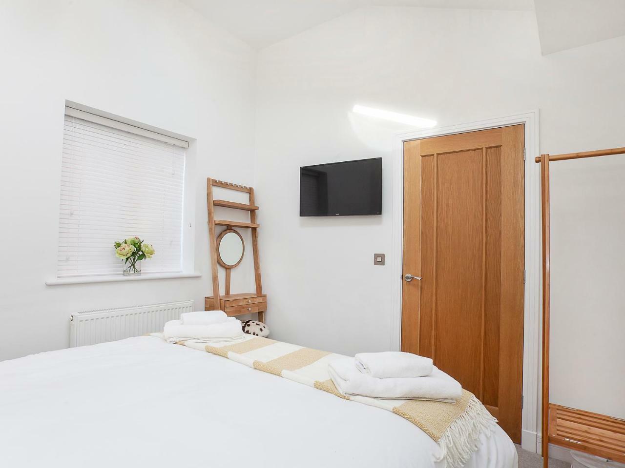 White House Apartments-Free Parking 1 Car Per Apartment York Ngoại thất bức ảnh