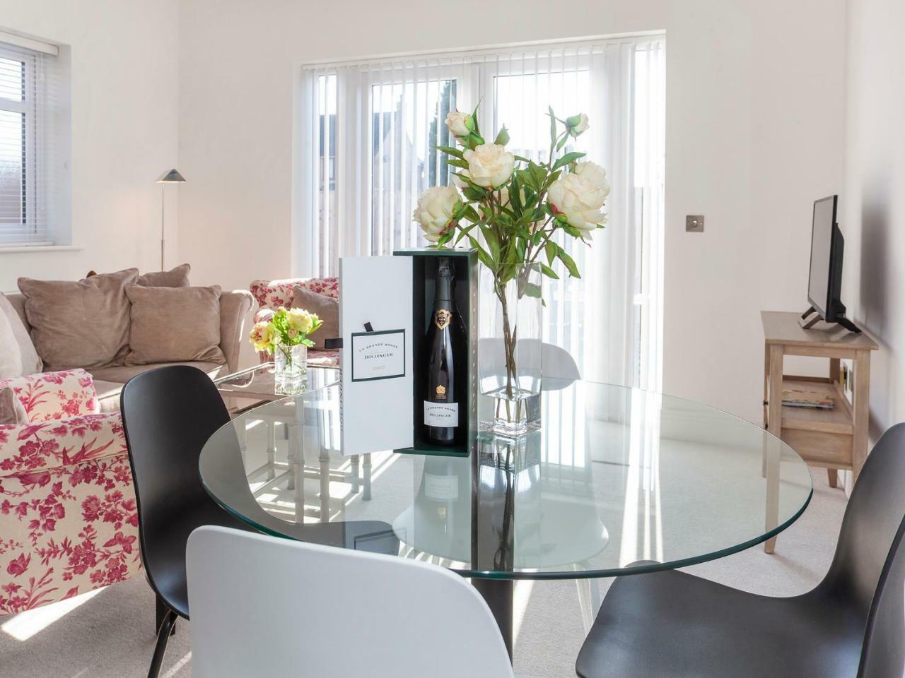 White House Apartments-Free Parking 1 Car Per Apartment York Ngoại thất bức ảnh