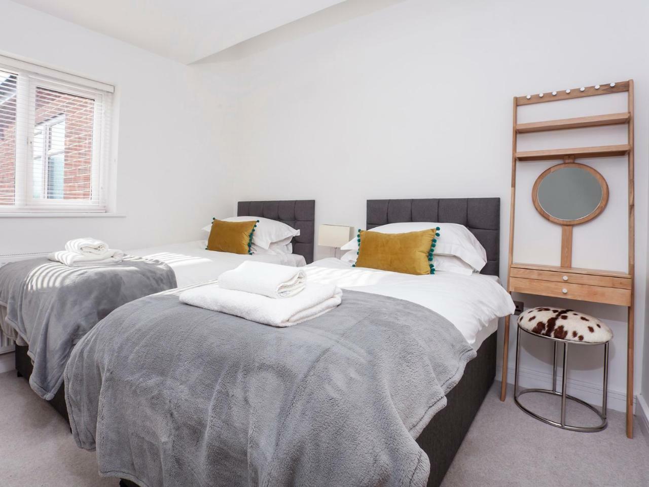 White House Apartments-Free Parking 1 Car Per Apartment York Ngoại thất bức ảnh