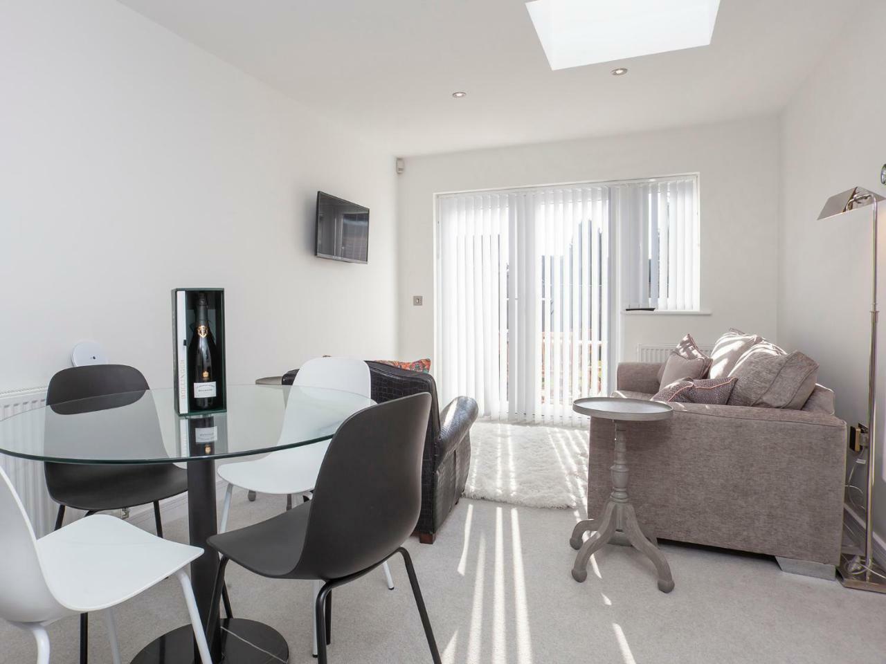 White House Apartments-Free Parking 1 Car Per Apartment York Ngoại thất bức ảnh