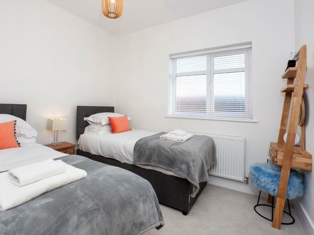 White House Apartments-Free Parking 1 Car Per Apartment York Ngoại thất bức ảnh