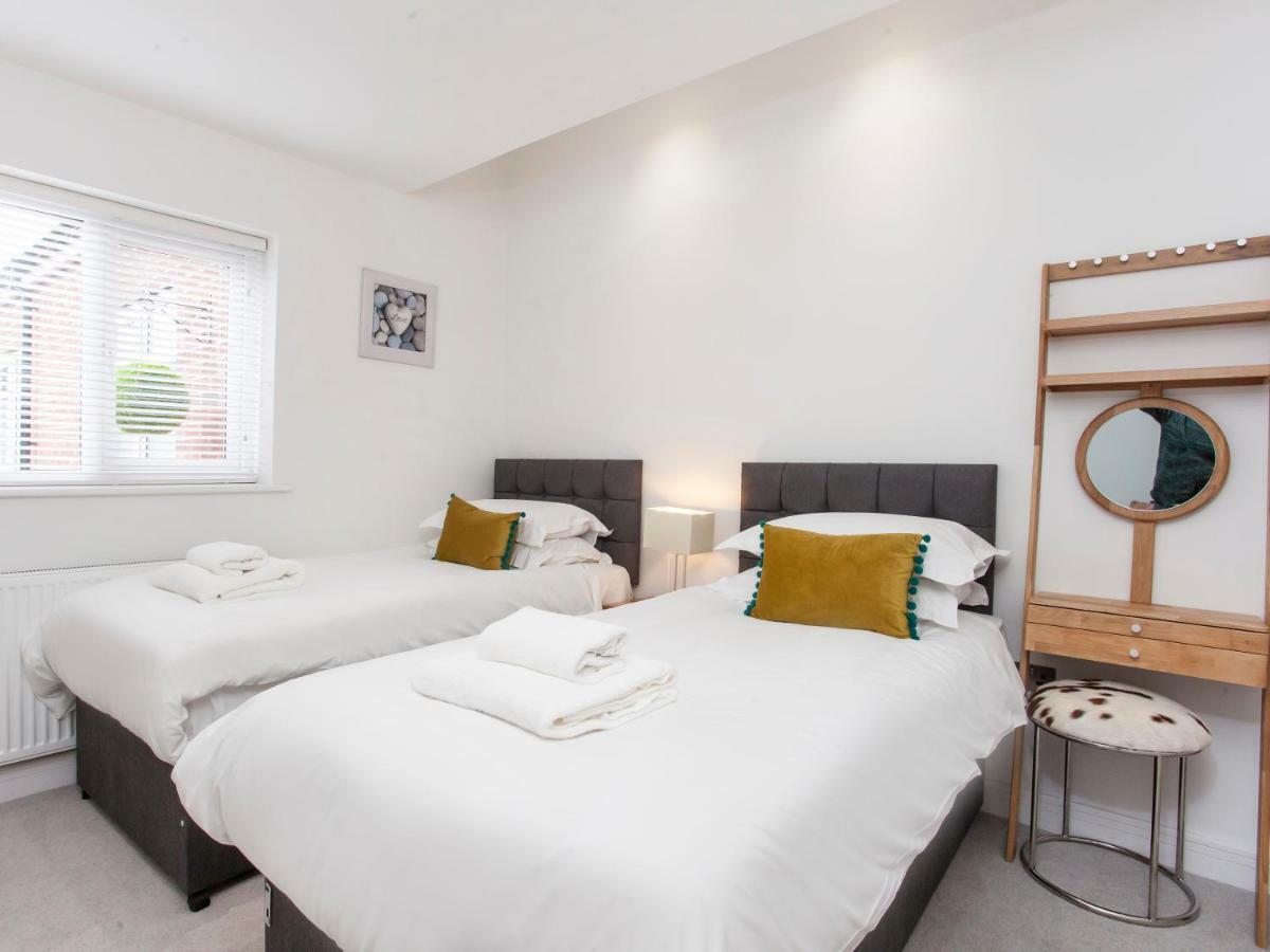 White House Apartments-Free Parking 1 Car Per Apartment York Ngoại thất bức ảnh