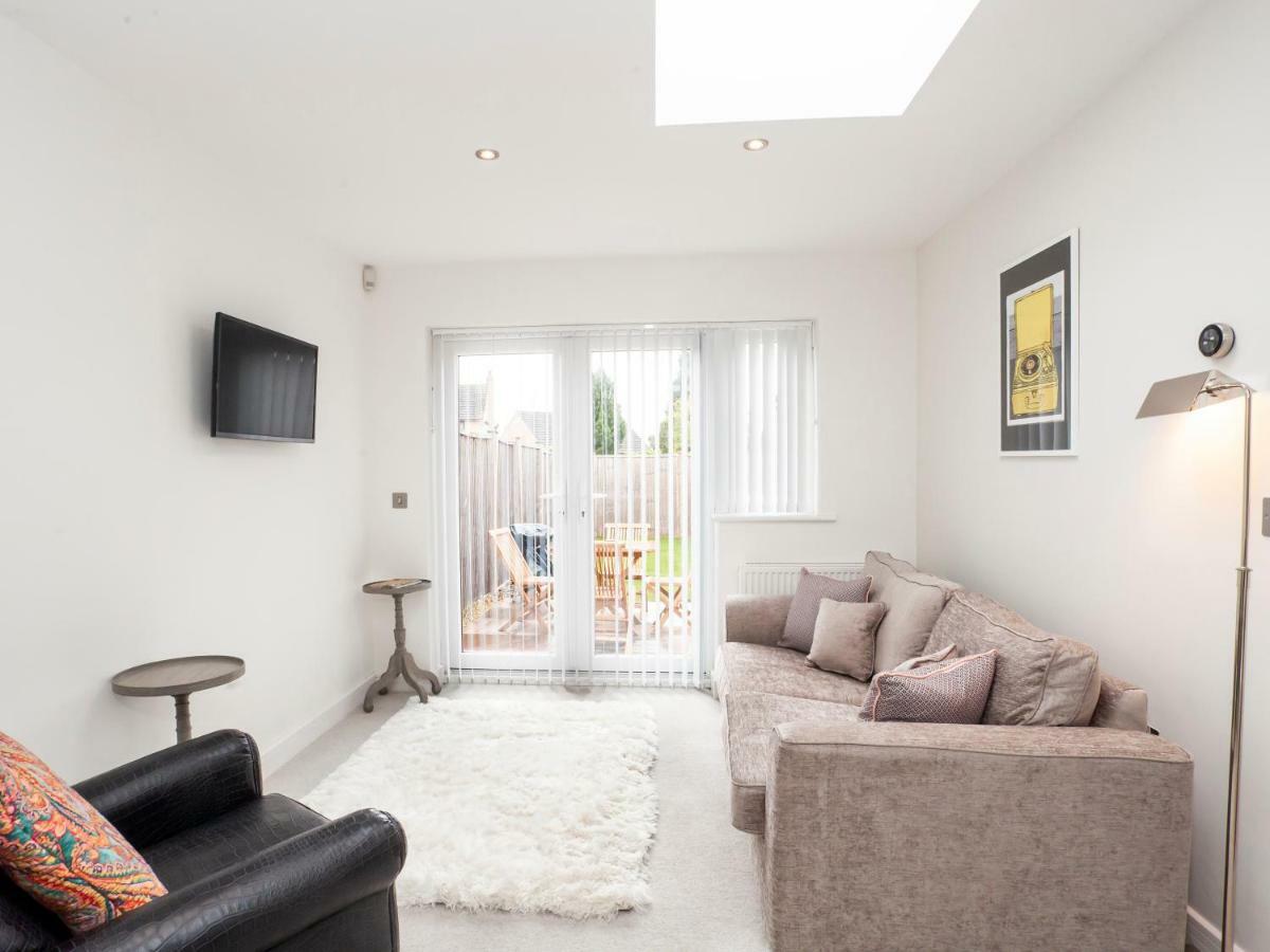 White House Apartments-Free Parking 1 Car Per Apartment York Ngoại thất bức ảnh