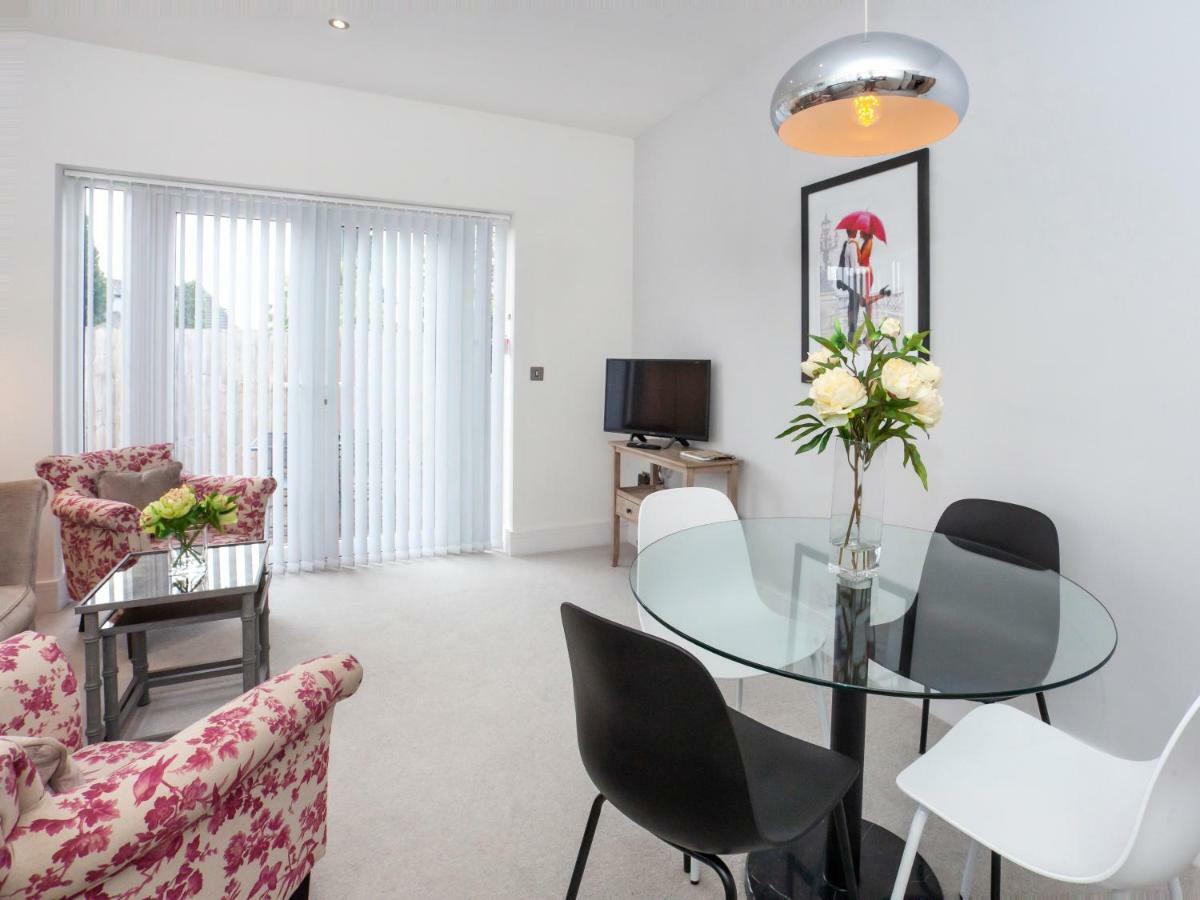White House Apartments-Free Parking 1 Car Per Apartment York Ngoại thất bức ảnh