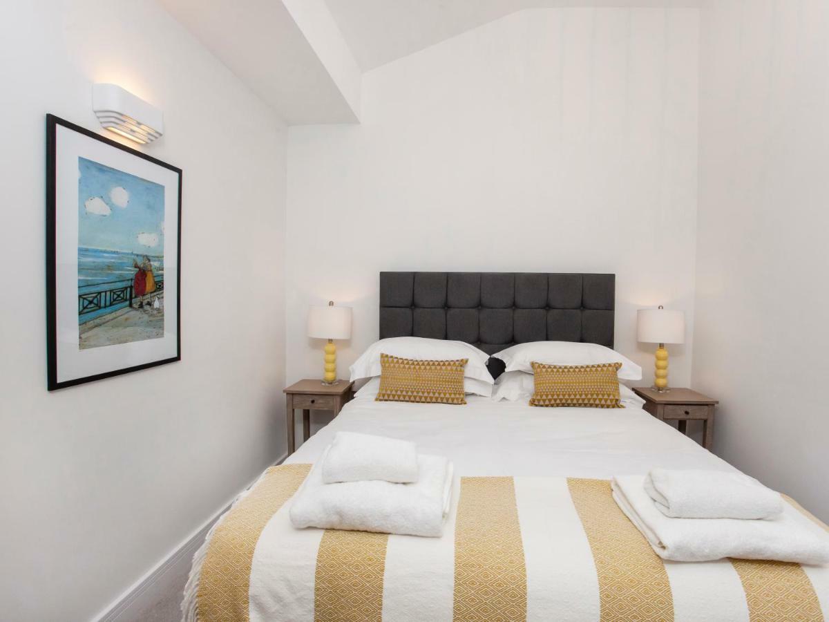 White House Apartments-Free Parking 1 Car Per Apartment York Ngoại thất bức ảnh