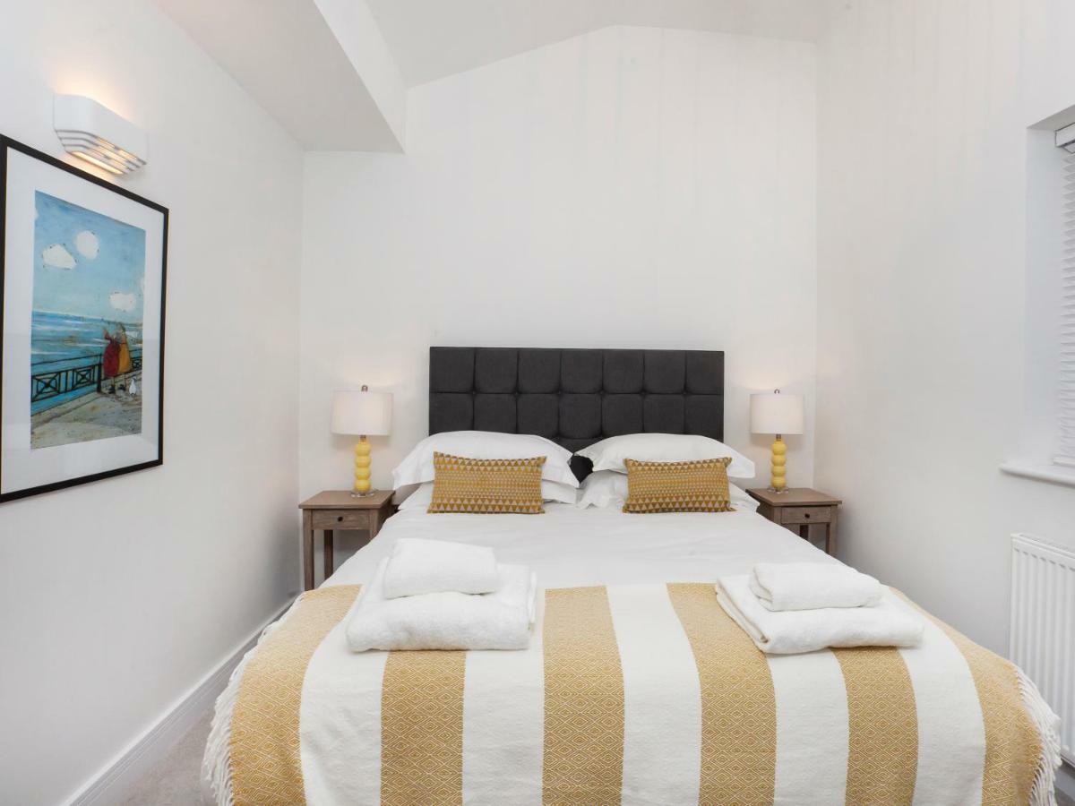 White House Apartments-Free Parking 1 Car Per Apartment York Ngoại thất bức ảnh
