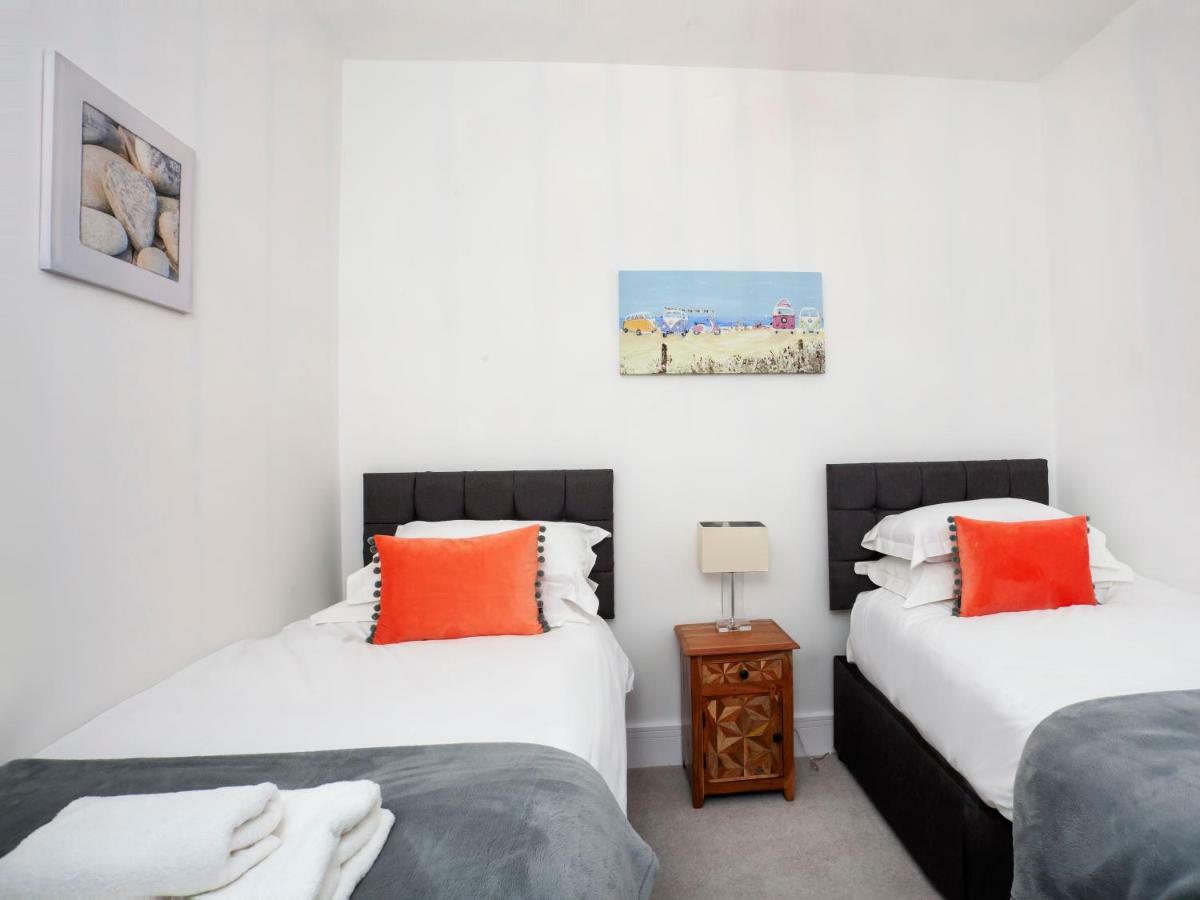 White House Apartments-Free Parking 1 Car Per Apartment York Ngoại thất bức ảnh